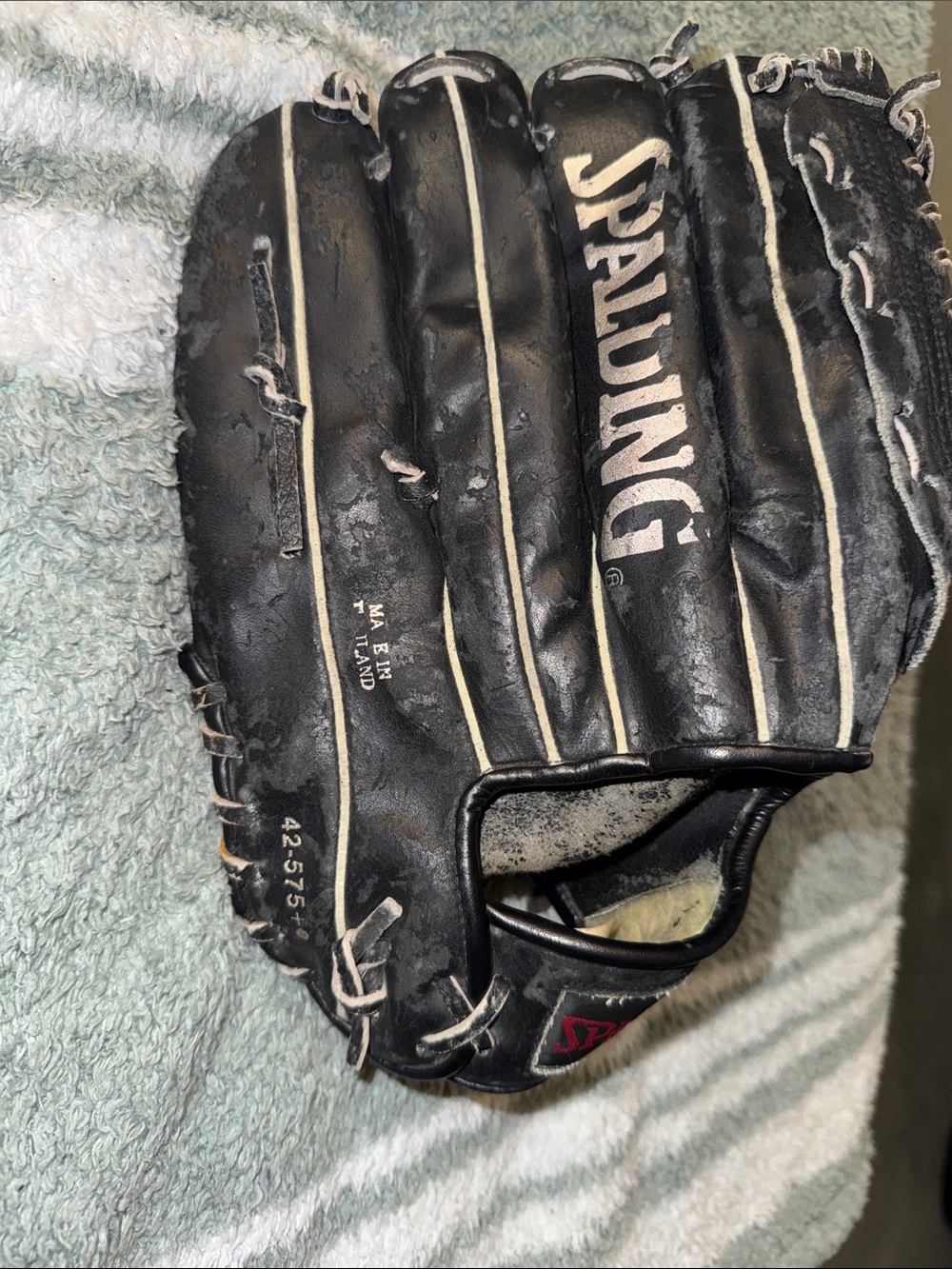 Spalding Black Leather Men’s Baseball Glove with White Piping